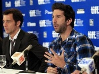 David Schwimmer y Clive Owen mientras promovían "Trust" en el Festival de Cine de Toronto